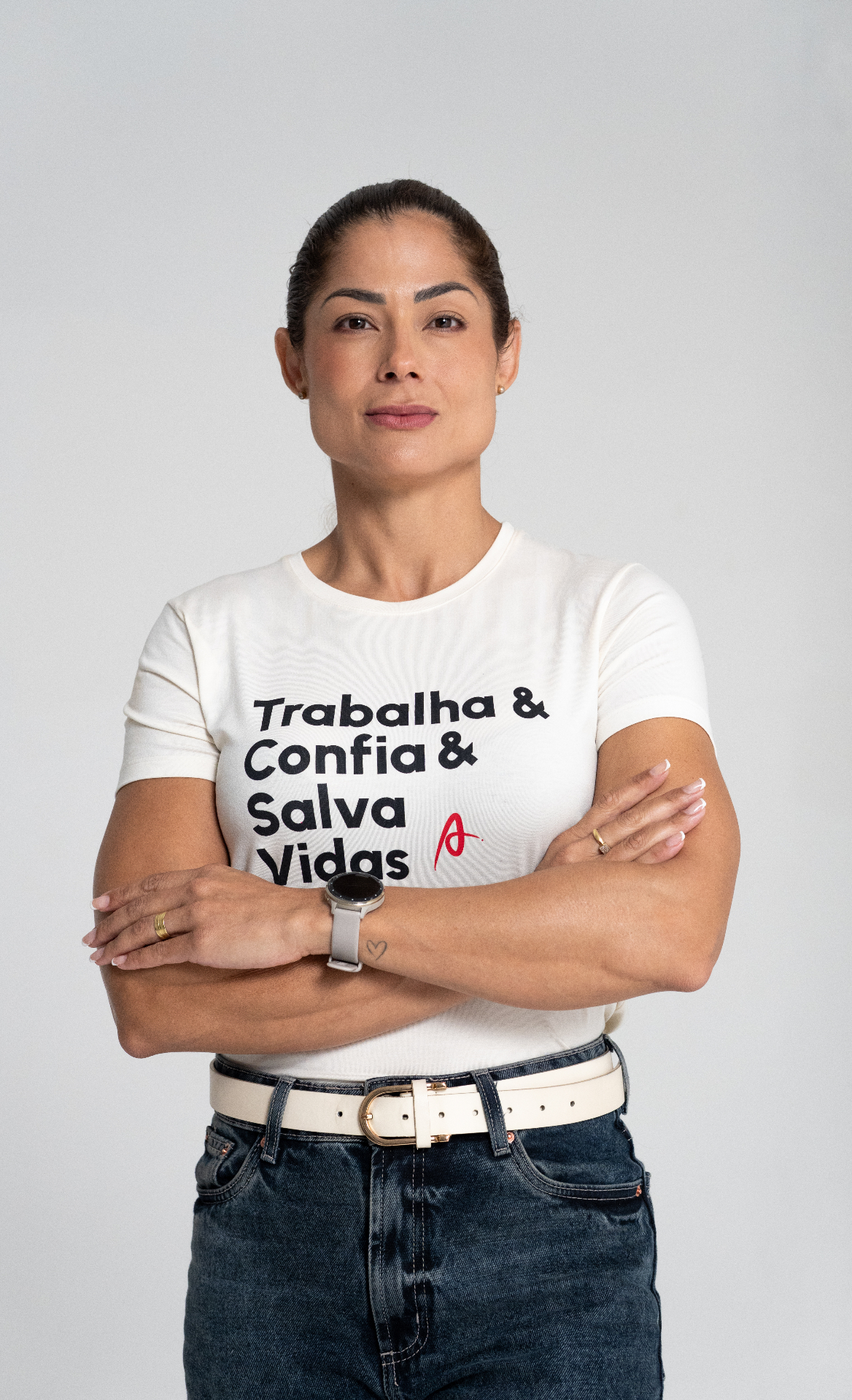 Capitã Andresa com braços cruzados, vestindo camiseta branca do movimento Antes da Sirene